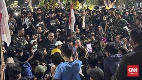 Massa Datangi Grahadi Surabaya, Minta yang Ditahan Polisi Dibebaskan