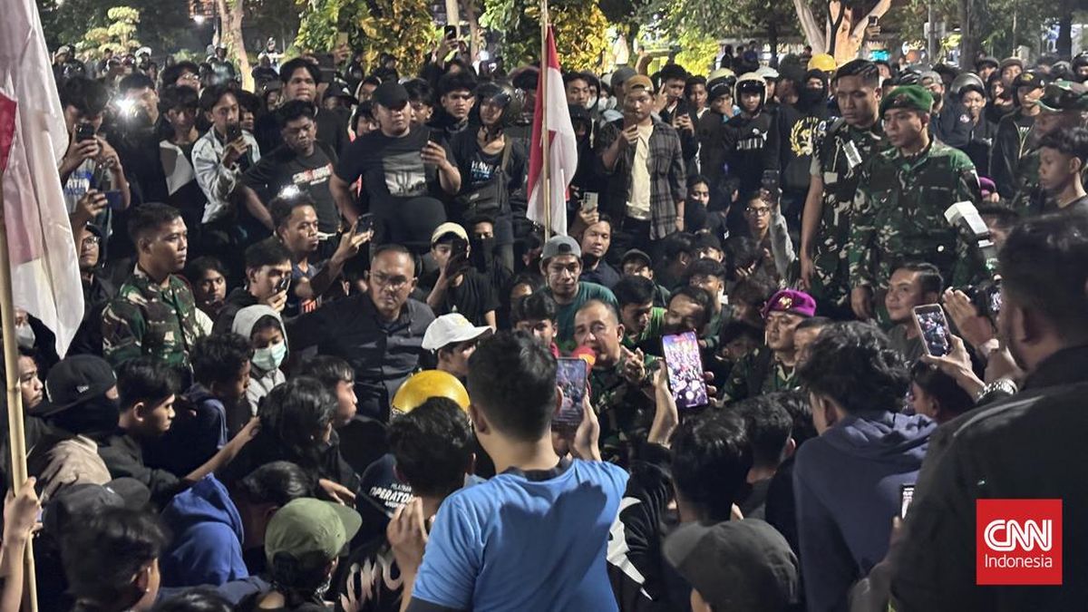 Massa Datangi Grahadi Surabaya, Minta yang Ditahan Polisi Dibebaskan