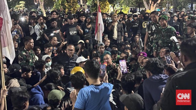 Massa Datangi Grahadi Surabaya, Minta yang Ditahan Polisi Dibebaskan Ribuan orang mendatangi Gedung Negara Garahadi, Surabaya, Jawa Timur pada Sabtu (30/8) malam dan berteriak meminta agar kawan-kawan mereka dibebaskan.