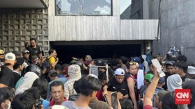 Massa Masih Berkumpul di Rumah Ahmad Sahroni di Priok