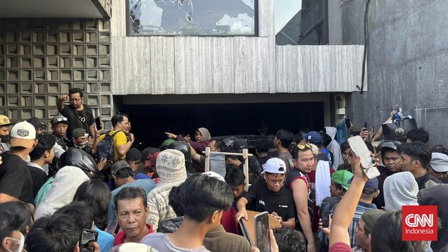 Rumah Anggota DPR Ahmad Sahroni Di Priok Digeruduk Ratusan orang menggeruduk rumah anggota DPR dari Fraksi Partai NasDem Ahmad Sahroni pada Sabtu (30/8) sore.