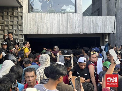 Rumah Anggota DPR Ahmad Sahroni Di Priok Digeruduk Massa