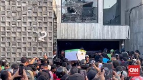 FOTO: Rumah Anggota DPR Ahmad Sahroni di Priok Digeruduk