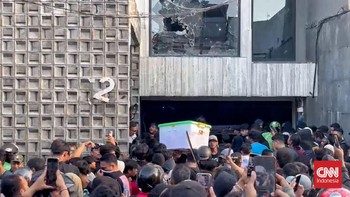 FOTO: Rumah Anggota DPR Ahmad Sahroni di Priok Digeruduk
