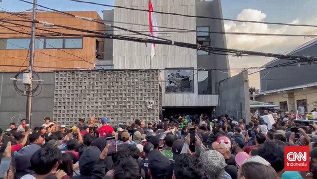 Polisi Selidiki Aksi Penjarahan Rumah Sahroni hingga Eko Patrio Polda Metro Jaya menyelidiki penjarahan di rumah anggota DPR Ahmad Sahroni dan Eko Patrio.