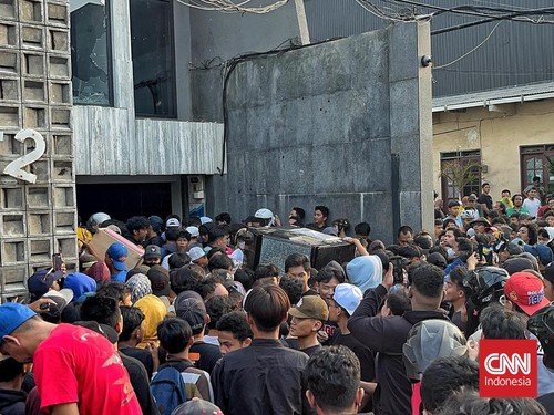 Rumah Anggota DPR Ahmad Sahroni Di Priok Digeruduk Massa