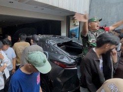 Segini Harga Mobil Lexus Ahmad Sahroni yang Dirusak Massa