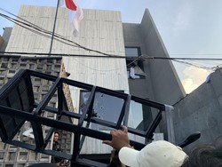 Massa Jarah Barang Pribadi Sahroni, Mobil Lexus Dirusak