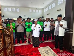 Kapolresta Malang Kota dan Ojol Gelar Salat Gaib untuk Affan Kurniawan