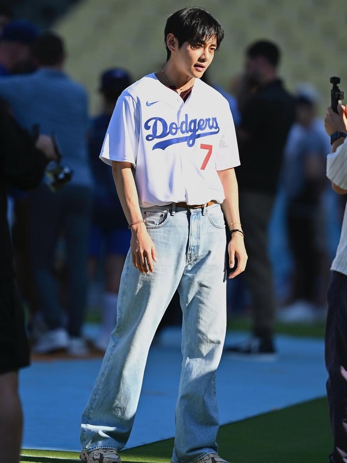 Sebuah momen membanggakan datang dari BTS, boy group pertama yang debut di bawah naungan BIGHIT MUSIC. Kali ini, salah satu anggotanya, yakni V, mendapat kehormatan untuk melempar bola pertama seremonial di Dodger Stadium./ Foto: instagram.com/ellejapan