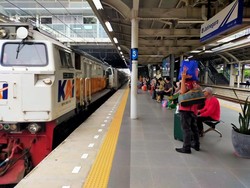 Kereta Jarak Jauh Tujuan Stasiun Pasar Senen Berhenti di Jatinegara