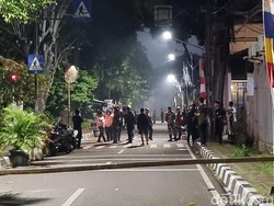 Massa di Mako Brimob Kwitang Ricuh Lagi, Petasan-Gas Air Mata Berbalasan