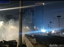 Massa Bertahan di Depan DPR, 8 Gerbang Tol Dalam Kota Arah Cawang Ditutup