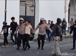 Video: Aksi Demo di Polrestabes Surabaya Ricuh, Massa Bentrok dengan Aparat