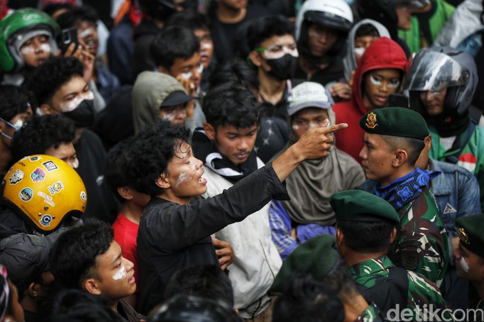 Massa aksi kembali berkumpul di depan Mako Brimob, Kwitang, Jakarta, Sabtu (30/8/2025).