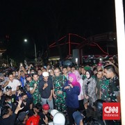 Khofifah Temui Massa di Depan Grahadi, Janji Bebaskan Massa Ditahan