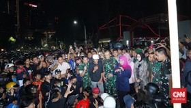 Khofifah Temui Massa di Depan Grahadi, Janji Bebaskan Massa Ditahan