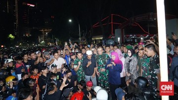 Khofifah Temui Massa di Depan Grahadi, Janji Bebaskan Massa Ditahan