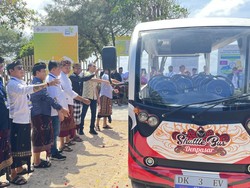 Kurangi Emisi Karbon, 6 Shuttle Bus Listrik Diluncurkan di Sanur