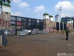Suasana Kawasan DPR Usai Demo Ricuh: Tembok Dicoret-Pagar Rusak