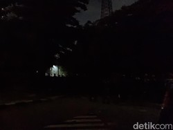 Situasi di Mako Brimob Kwitang Malam Ini: Massa Bertahan, Lokasi Gelap Gulita
