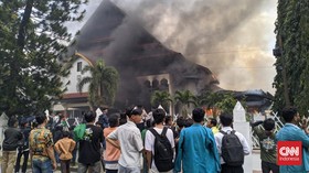 Demo di NTB Ricuh, Kantor DPRD Terbakar-Brimob Tembak Gas Air Mata