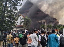 Gedung DPRD NTB Dibakar Pendemo, Brimob Tembakkan Gas Air Mata