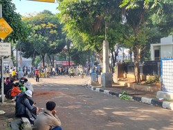 Situasi Terkini di Sekitar Mako Brimob Kwitang: Petasan Meledak-Halte Terbakar