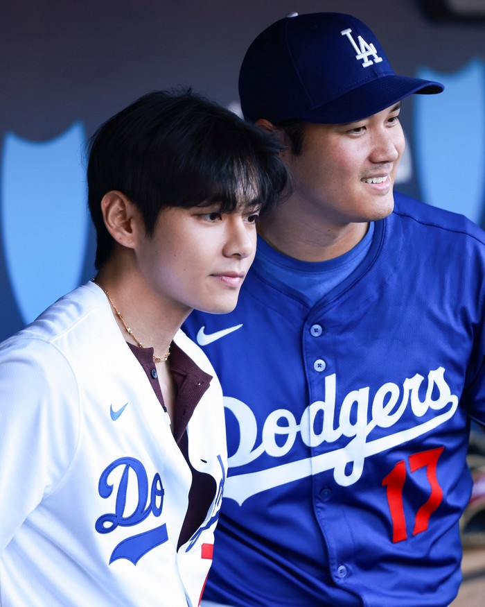 Tak pernah luput dari sorotan publik, interaksi hangat antara V BTS dengan Shohei Ohtani, pemukul dan pelempar profesional asal Jepang untuk Los Angeles Dodgers diberitakan di seluruh surat kabar harian terbesar di Negeri Sakura./ Foto: x.com/MLBEurope