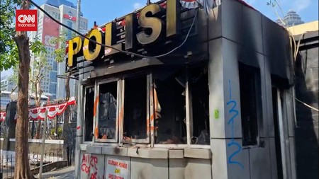 VIDEO: Kondisi Sekitar Polda Metro Jaya Sabtu Pagi, Ada Sisa Asap