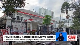 VIDEO: Pembersihan Kantor DPRD Jawa Barat Pasca Aksi Unjuk Rasa