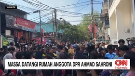 VIDEO: Massa Datangi Rumah Anggota DPR Ahmad Sahroni