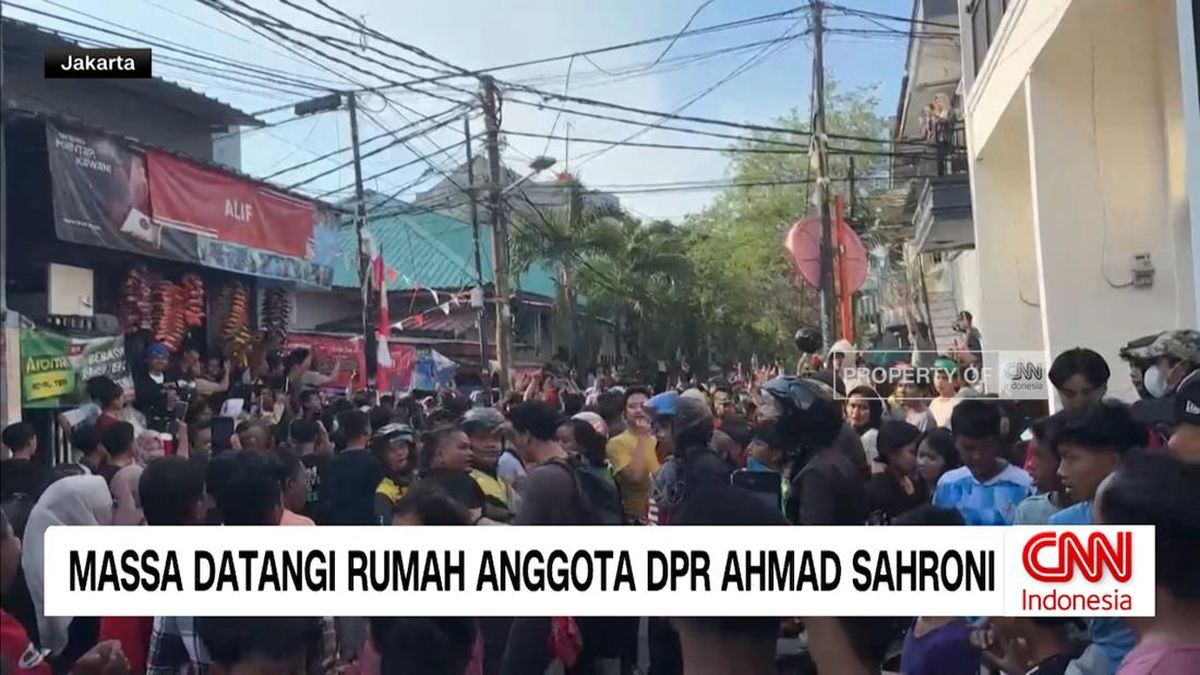 VIDEO: Massa Datangi Rumah Anggota DPR Ahmad Sahroni