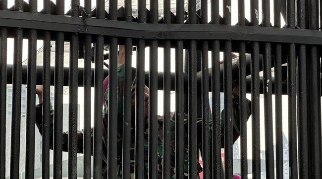 Polda Tangkap 1.240 Orang, 10 Jadi Tersangka Kerusuhan di Sekitar DPR Polda Metro Jaya menangkap 1.240 mengenai kerusuhan dalam rentetan tindakan demo di wilayah Jakarta dan beberapa sudah ditetapkan tersangka.