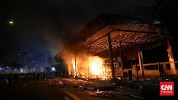 FOTO: Pintu Tol Pejompongan Terbakar Imbas Demo DPR