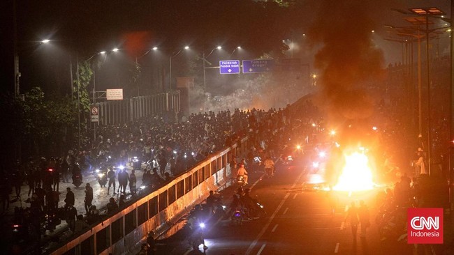 Tol Pejompongan yang berada di depan gedung MPR/DPR/DPD, Jakarta terbakar pada Jumat malam, 29 Agustus 2025. (CNN Indonesia)