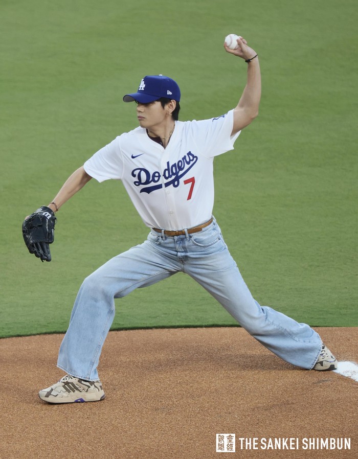 V BTS juga berhasil memukau fans maupun penonton dengan lemparan pertama seremonial yang sempurna di pertandingan Major League Baseball (MLB). Namanya pun menjadi trending topic di seluruh dunia di media sosial./ Foto: x.com/Sankeiphoto_TYO