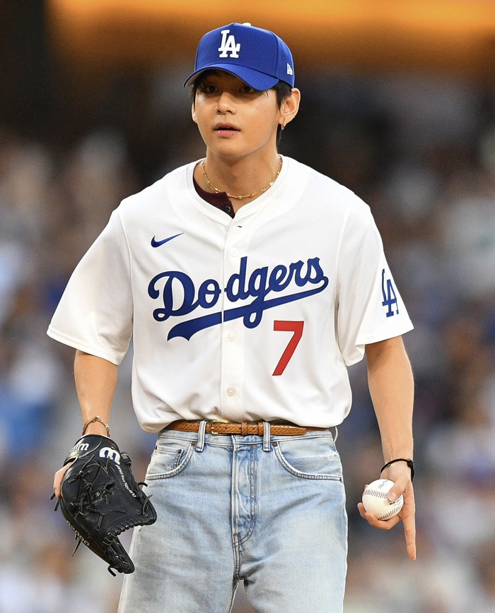 Visual menawan artis Korea yang lahir dengan nama Kim Tae Hyung tersebut pun membuat siapa pun sulit berpaling, terutama karena kulit eksotisnya. Tak heran jika ketampanan pemilik zodiak Capricorn satu ini auto menjadi perbincangan.  Foto: x.com/MTVUK