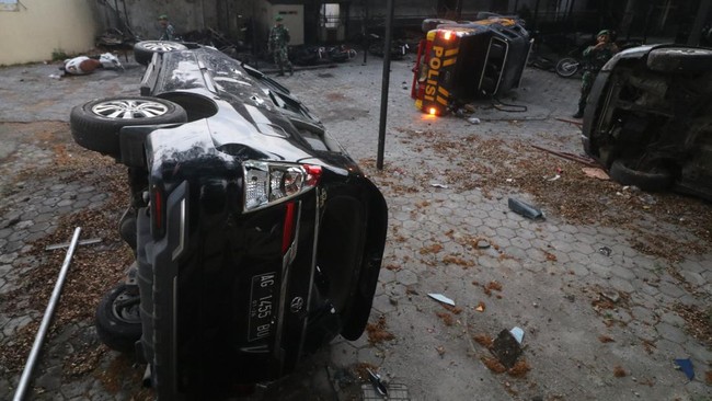 Mobil Kanit Polsek Ujung Tanah Dipakai Merampok di Takalar Sulsel Mobil milik anggota Polri dirusak massa di Takalar setelah diduga digunakan untuk perampokan. Pelaku masih buron, penyelidikan terus dilakukan.
