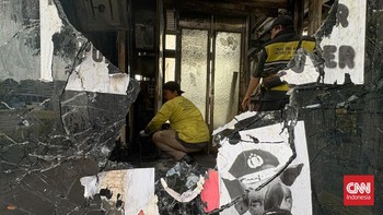 FOTO: Bina Marga Hingga Damkar Benahi Halte dan Jalanan Jakarta
