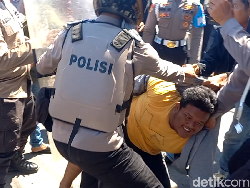 Demo Mahasiswa di Sampang Diwarnai Blokade Jalan Poros Nasional Ricuh!