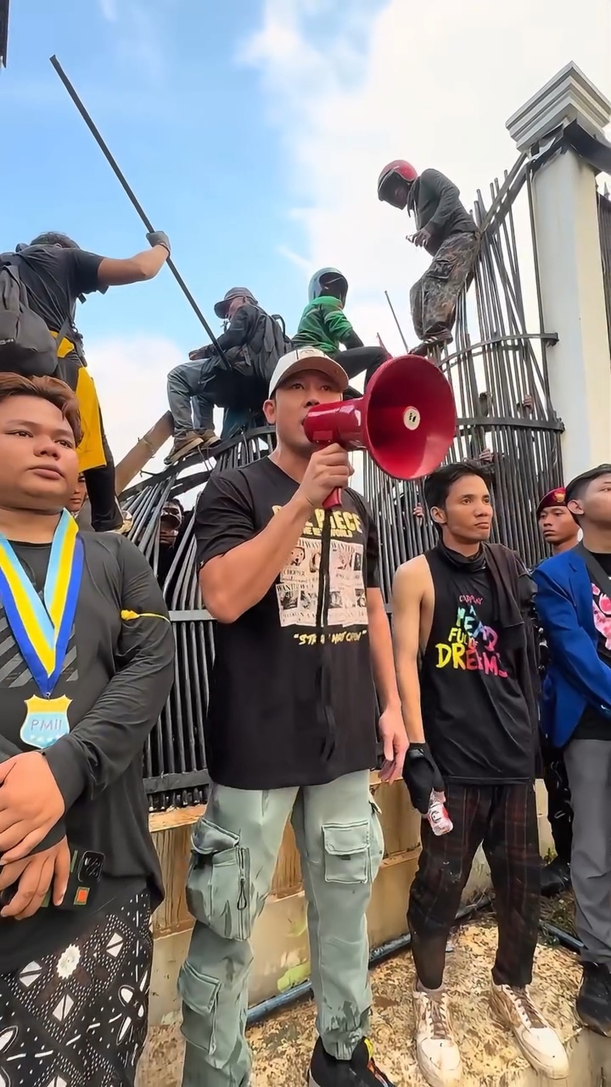 Denny Sumargo ikut turun ke jalan buat demo pada Sabtu &lpar;31&sol;8&sol;2025&rpar; di depan gedung DPR RI&period;