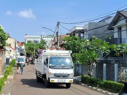 Dua Truk Putih Angkut Sisa Isi Rumah Sri Mulyani