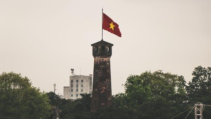 Hanoi, Vietnam, dengan perpaduan budaya tradisional dan nuansa kolonial yang masih terasa kuat.