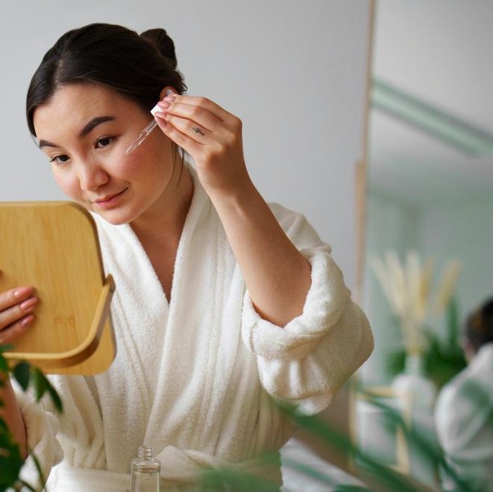 Ilustrasi memakai skincare/Foto: Freepik.com/freepik