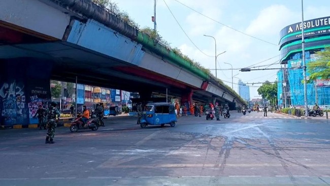 Kawasan Mako Brimob Kwitang yang menjadi salah satu lokasi demonstrasi panas akhir pekan ini sudah dibersihkan petugas kebersihan dan TNI.