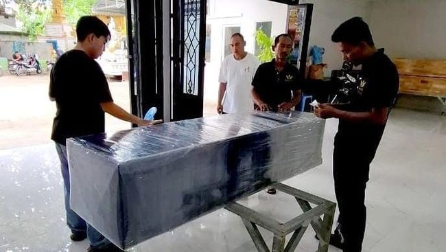 KBRI dan Kemlu Pulangkan Jenazah WNI Meninggal di Kamboja Kedutaan Besar dan Kementerian Luar Negeri Republik Indonesia memulangkan jenazah warga negara Indonesia yang meninggal dunia di Phnom Penh, Kamboja.