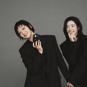 Kim Go Eun dan Park Ji Hyun Pamerkan Kedekatan Persahabatan di Pemotretan Terbaru ELLE Korea