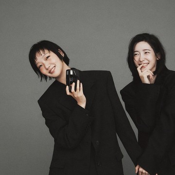 Kim Go Eun dan Park Ji Hyun Pamerkan Kedekatan Persahabatan di Pemotretan Terbaru ELLE Korea