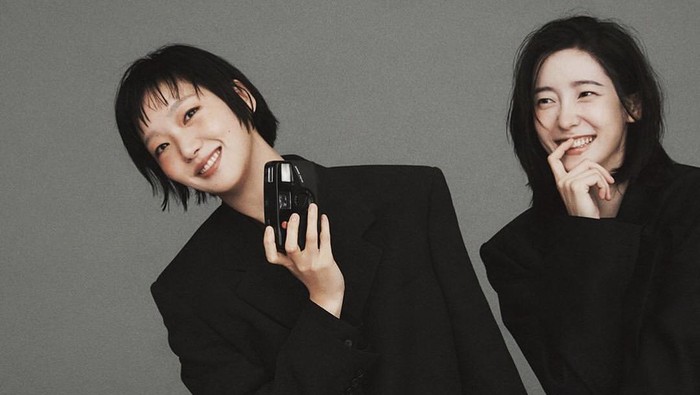 Kim Go Eun dan Park Ji Hyun Pamerkan Kedekatan Persahabatan di Pemotretan Terbaru ELLE Korea